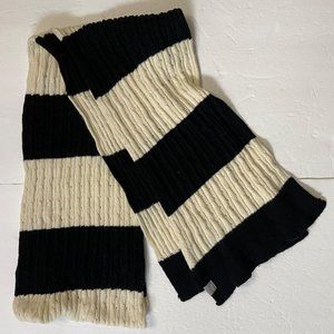 American Eagle Outfitters Scarf in great condition.